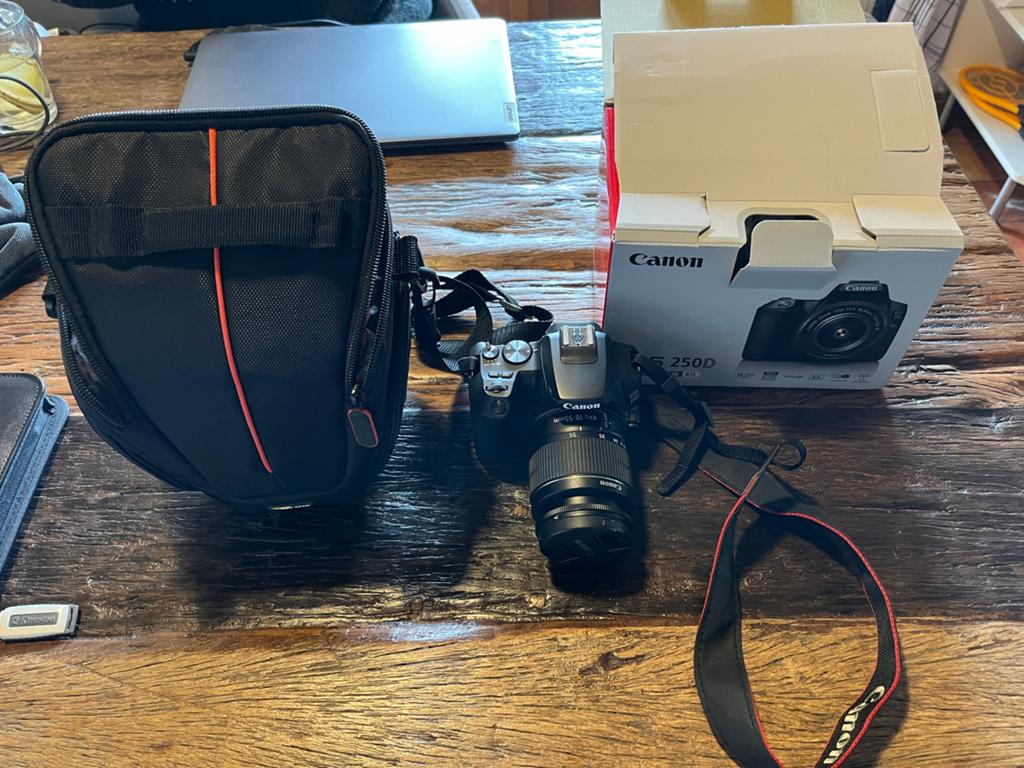 Canon EOS 250D spiegelreflexcamera met EF-S 18-55mm lens, Spiegelreflex, Canon, Ophalen of Verzenden, Zo goed als nieuw
