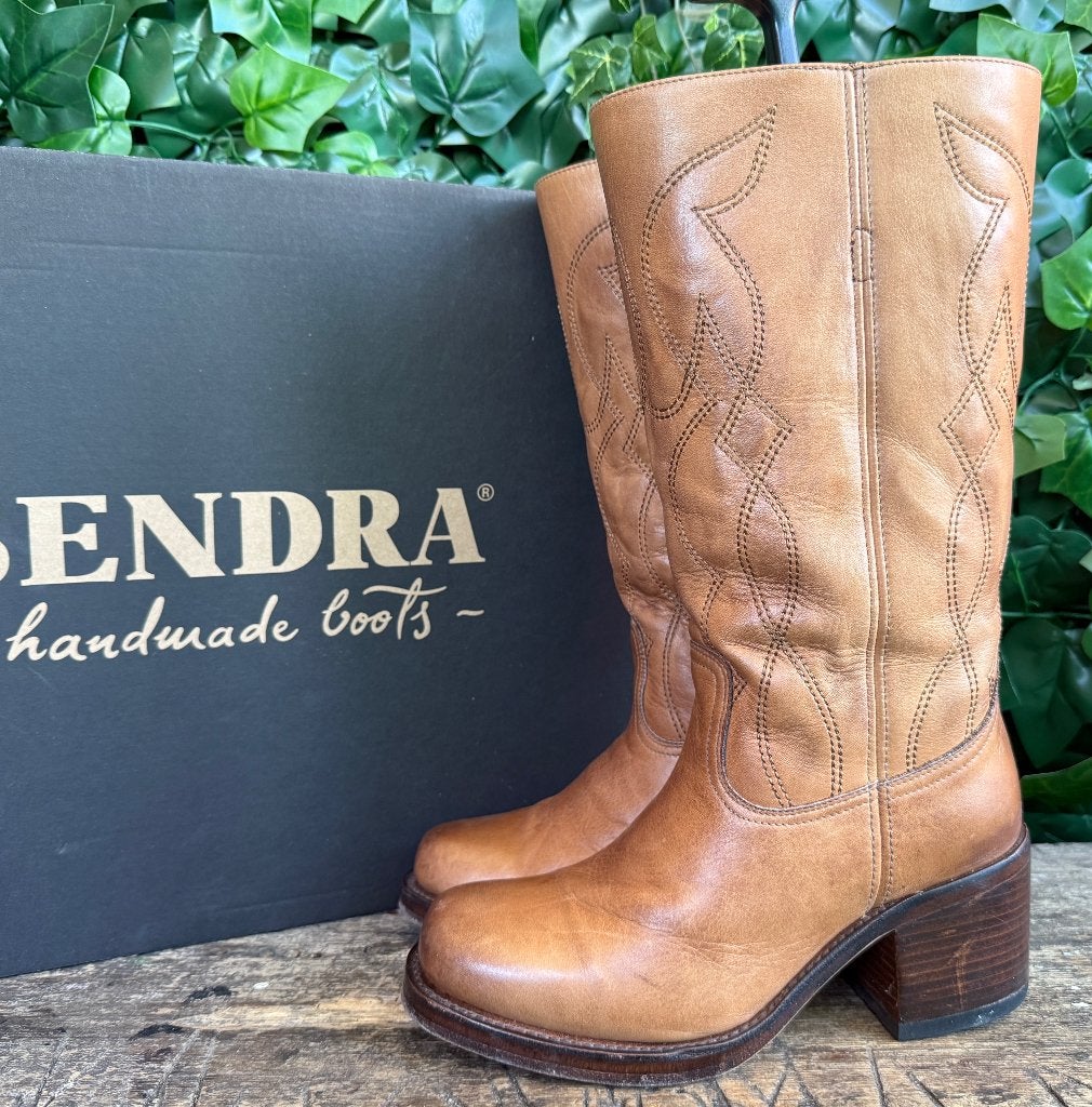 prachtige bijna Nieuwe blokhak Sendra laars maat 37, Kleding | Dames, Schoenen, Bruin, Nieuw, Ophalen of Verzenden, Sendra