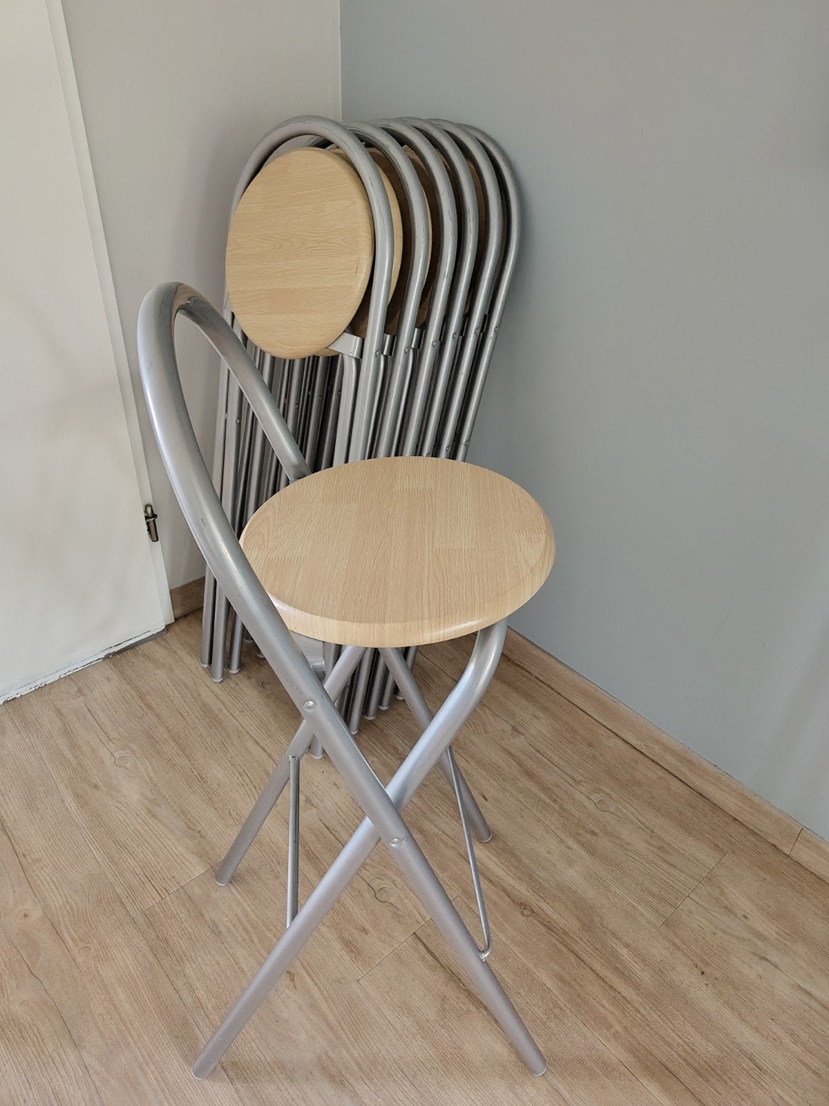 Set van 7 inklapbare krukken met houten zitting, Ophalen, 60 tot 90 cm, Hout, Gebruikt