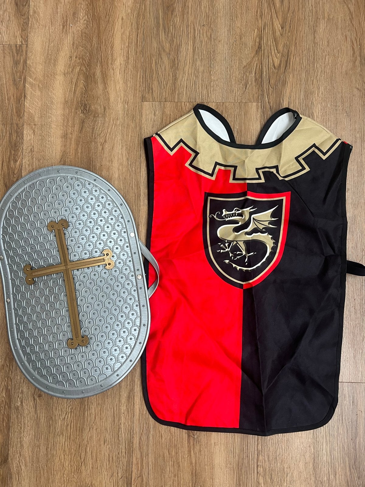 Ridders Kostuum voor Kinderen – Tabard & Schild, Ophalen of Verzenden, Gebruikt, Pak of Jurk