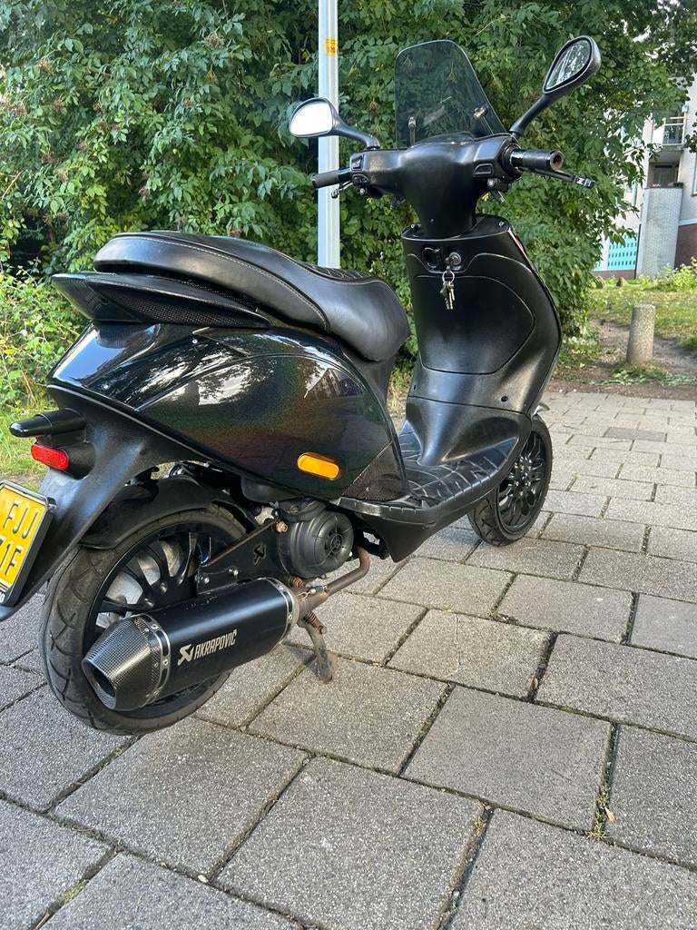 Zip 50cc e5 bomvol, Fietsen en Brommers, Scooters | Piaggio, Ophalen, Maximaal 45 km/u, Zip, Zo goed als nieuw