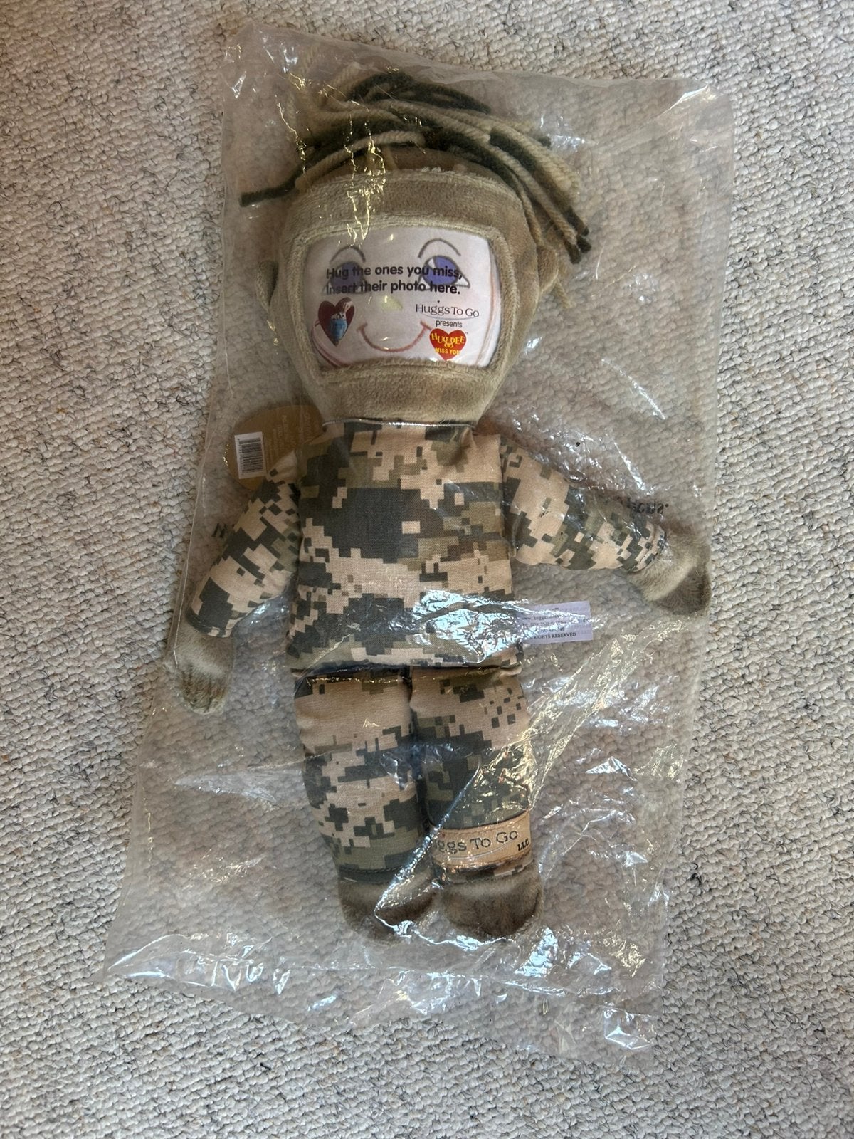 Huggee miss you , groen militair knuffel popje Daddy Dol, Overige karakters, Ophalen of Verzenden, Nieuw, Overige typen