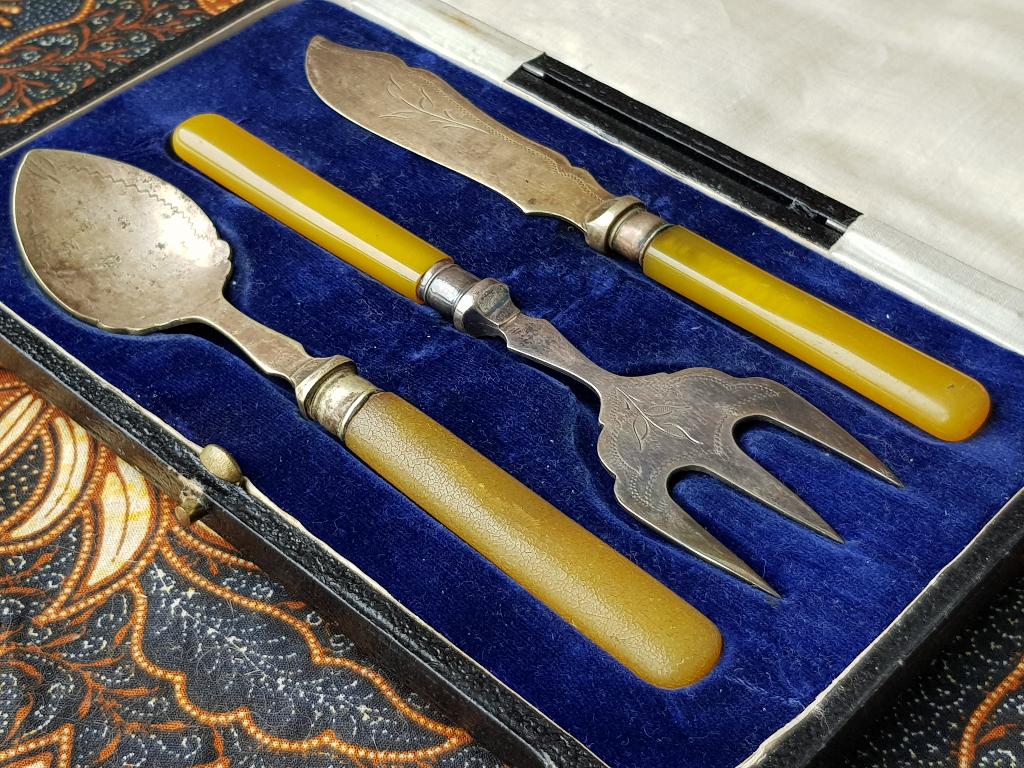 Antiek vork, mes en lepel antiek bestek uit Engeland in etui, Ophalen of Verzenden