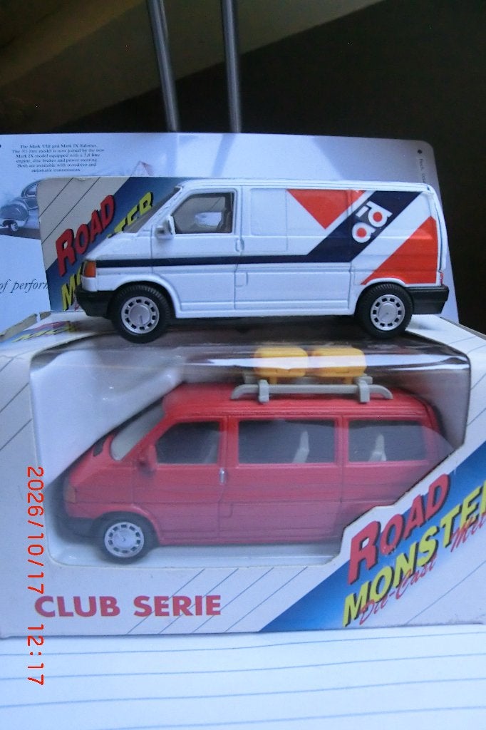 2x VW bus T4 Hongwell/Roadrunner 1:43, Ophalen of Verzenden, Zo goed als nieuw, Auto, Overige merken