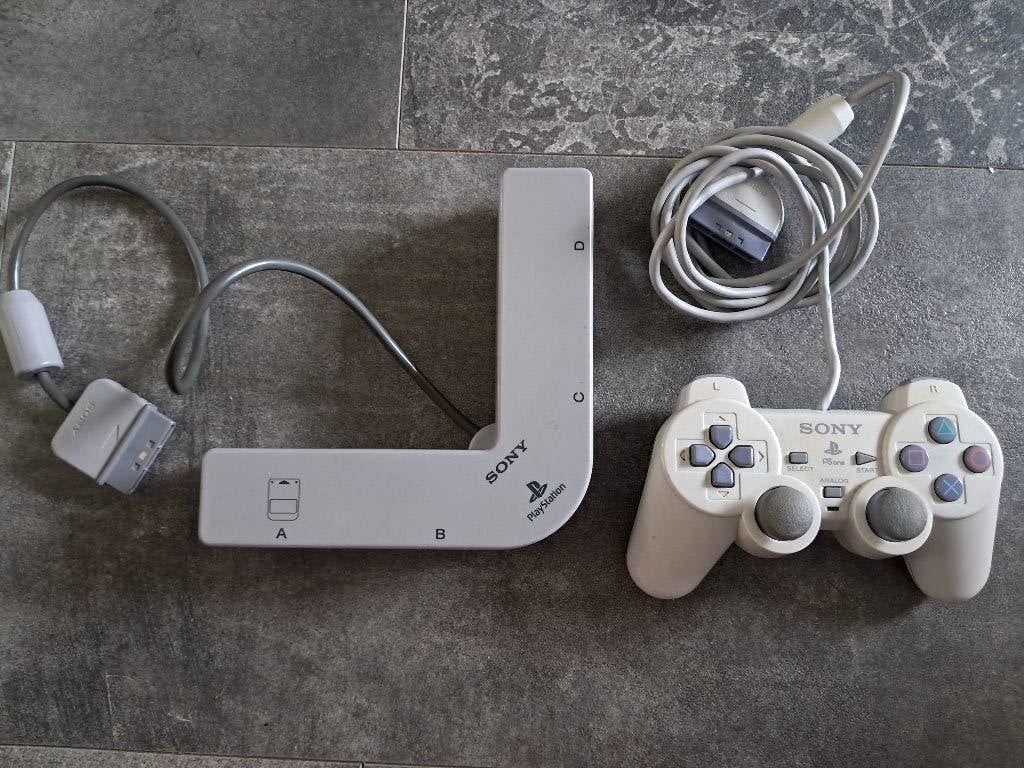 PS1 Multi Tap + PS1 Dual Analog Controller beide als Nieuw!, Overige genres, Ophalen of Verzenden, Zo goed als nieuw, 3 spelers of meer