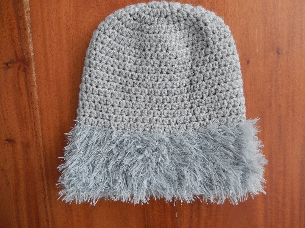 * Nieuw gehaakte grijze / muts met harige rand handgemaakt, Kleding | Dames, Maat 38/40 (M), Handmade, Nieuw, Ophalen of Verzenden