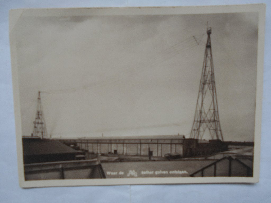 Zendmasten met gebouw, 'Waar de AVRO  ether golven ontstaan', Gebruikt, Foto, Ophalen of Verzenden, Voor 1940