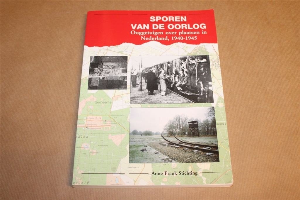 Sporen van de Oorlog — Anne Frank Stichting 1940-1945, Boeken, Ophalen of Verzenden, Tweede Wereldoorlog, Gelezen, Overige onderwerpen