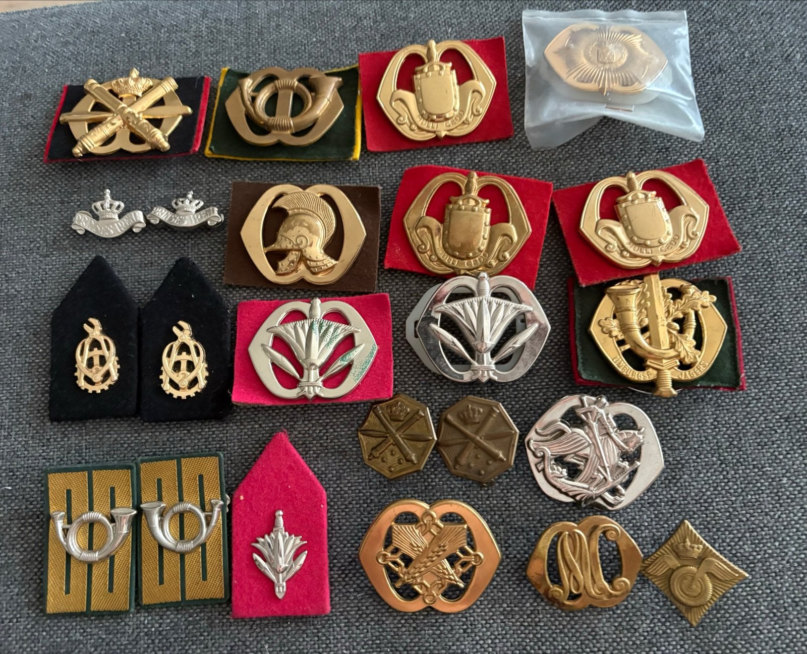 Partij baret emblemen kraagemblemen, Verzamelen, Verzenden, Overige soorten, Overige gebieden, Embleem of Badge