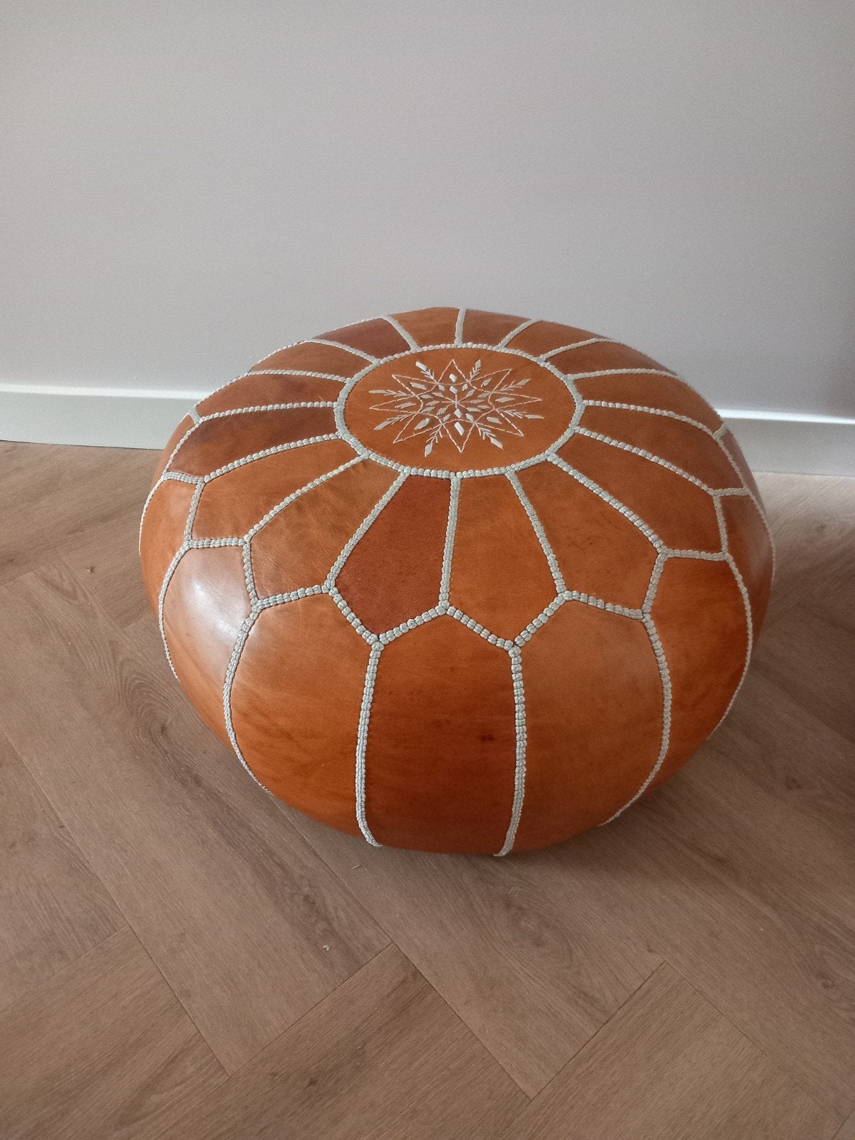 Bruine poef 60 cm breed, Huis en Inrichting, Ophalen, Zo goed als nieuw, 50 tot 75 cm, 50 tot 75 cm