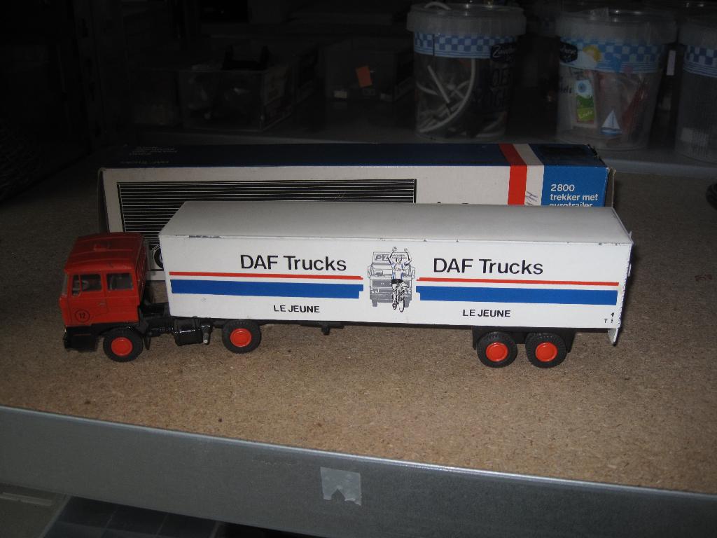 Lion car 59 - Daf trekker met Le Jeune wielerploeg aanhanger, Ophalen of Verzenden, Zo goed als nieuw, Bus of Vrachtwagen, Lion Toys