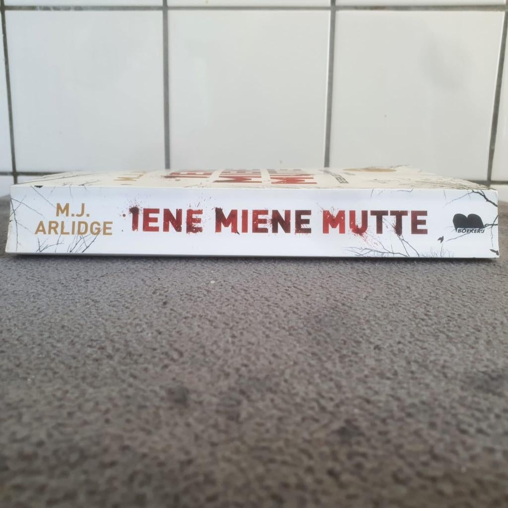 Iene Miene Mutte - M.J. Arlidge, Gelezen, Europa overig, Ophalen of Verzenden, M.J. Arlidge