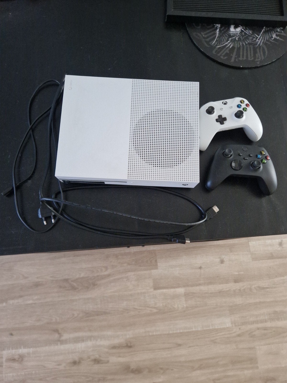 Mooie xbox one met zwarte en witte controller, Ophalen of Verzenden, Zo goed als nieuw, 500 GB, Met 2 controllers