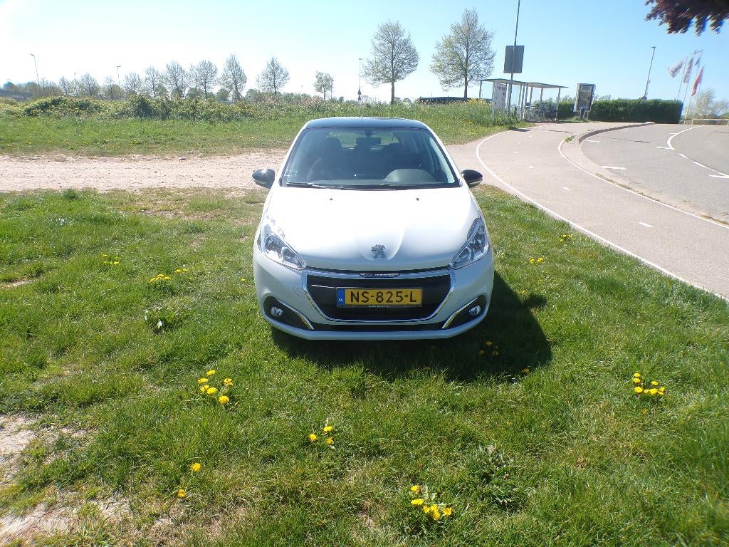 Peugeot 208 1.2 VTI 60KW/82PK 5-D 2017 Wit - Allure PureTech, Auto's, Voorwielaandrijving, 1199 cc, Origineel Nederlands, Handgeschakeld