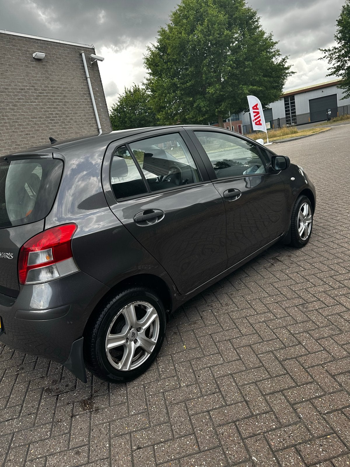 Toyota Yaris 1.3 16V Vvt-i 5DR 2011 Grijs, Voorwielaandrijving, 40 €/maand, 4 cilinders, Bedrijf