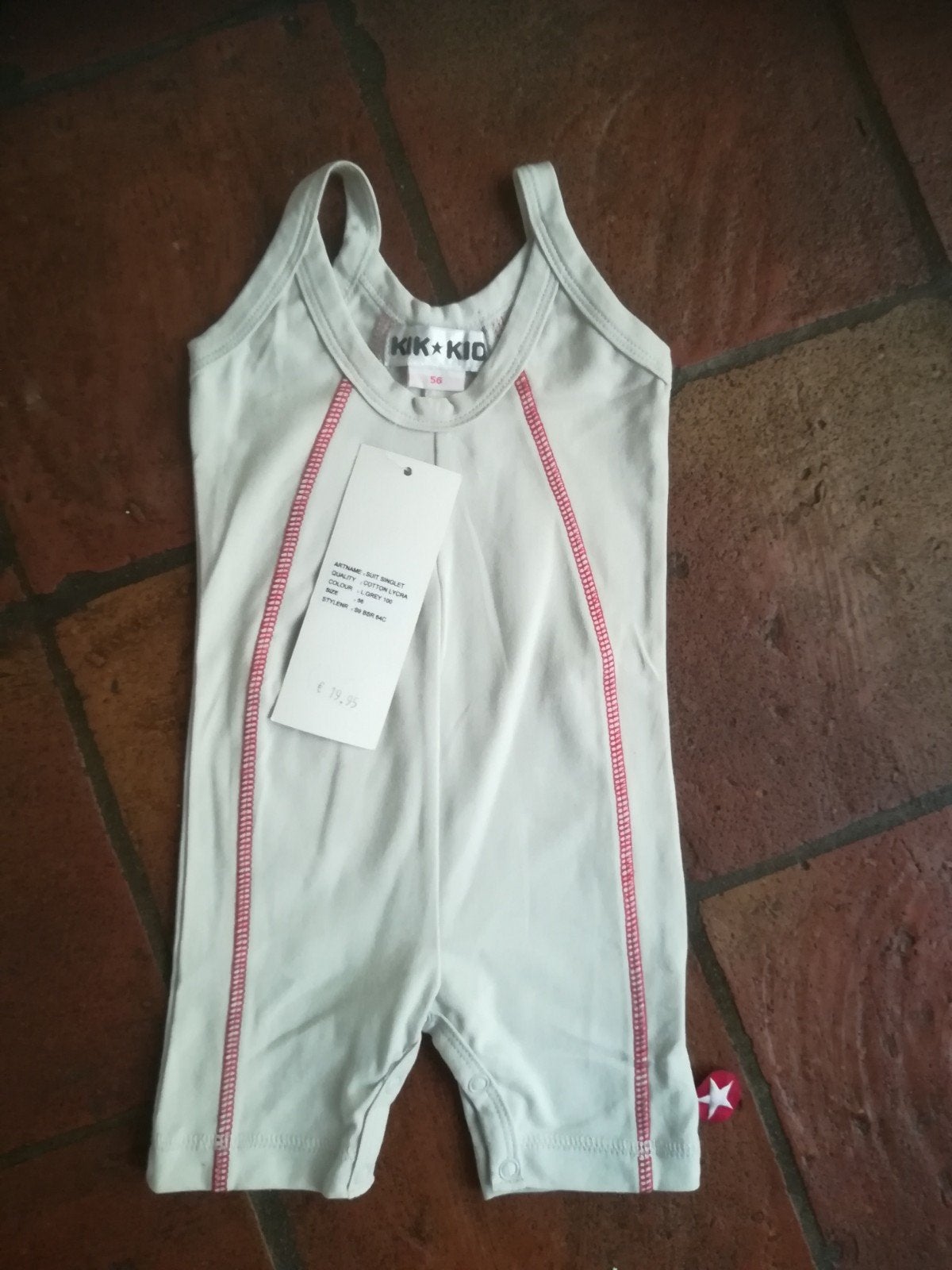 Nieuw zomer pakje. Kik kid, maat 56. Lichtgrijs met rood, Nieuw, Ophalen of Verzenden, Pakje, Jongetje