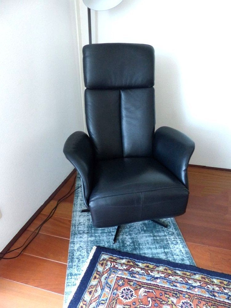 LEDEREN ELEKTRISCHE DRAAI-RELAX-FAUTEUIL, Ophalen, Zo goed als nieuw, Past in de meeste interieurs, 75 tot 100 cm