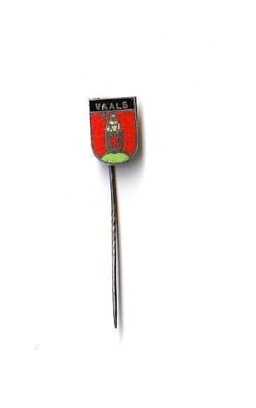 nette emaille speld met het wapen van Vaals, Ophalen of Verzenden, Gebruikt, Overige onderwerpen, Speldje of Pin