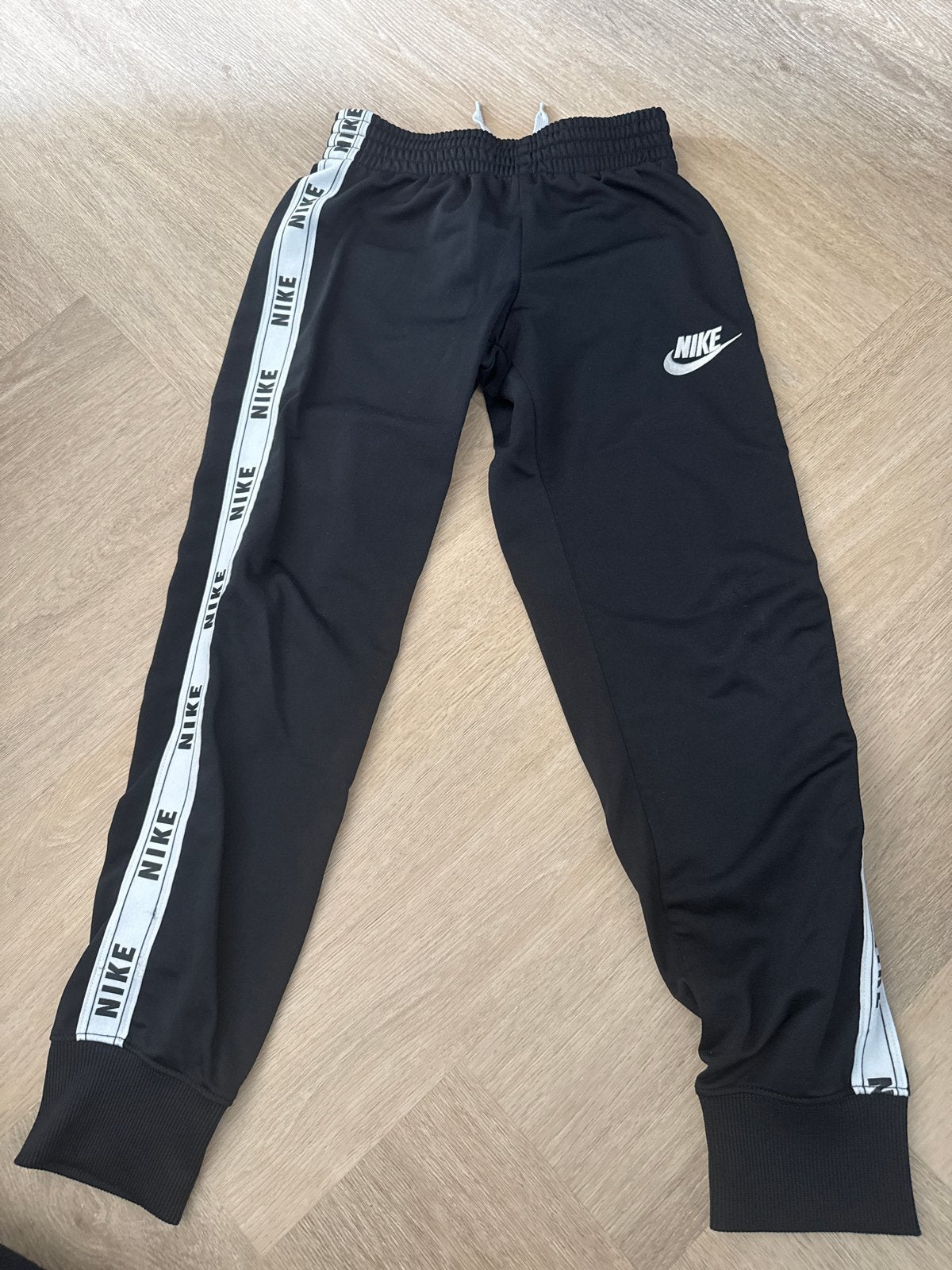 Nike trainingspak voor kinderen (maat M, 137-146 cm), Verzenden, Zo goed als nieuw, Jongen of Meisje, Setje