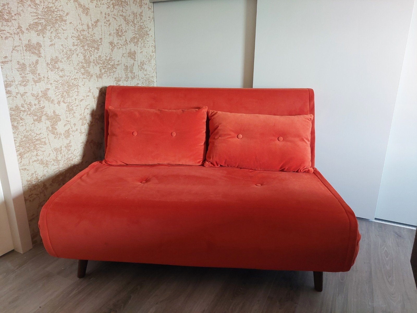 Comfortabele oranje slaapbank met kussens, Huis en Inrichting, Ophalen, Gebruikt, Oranje, Overige maten