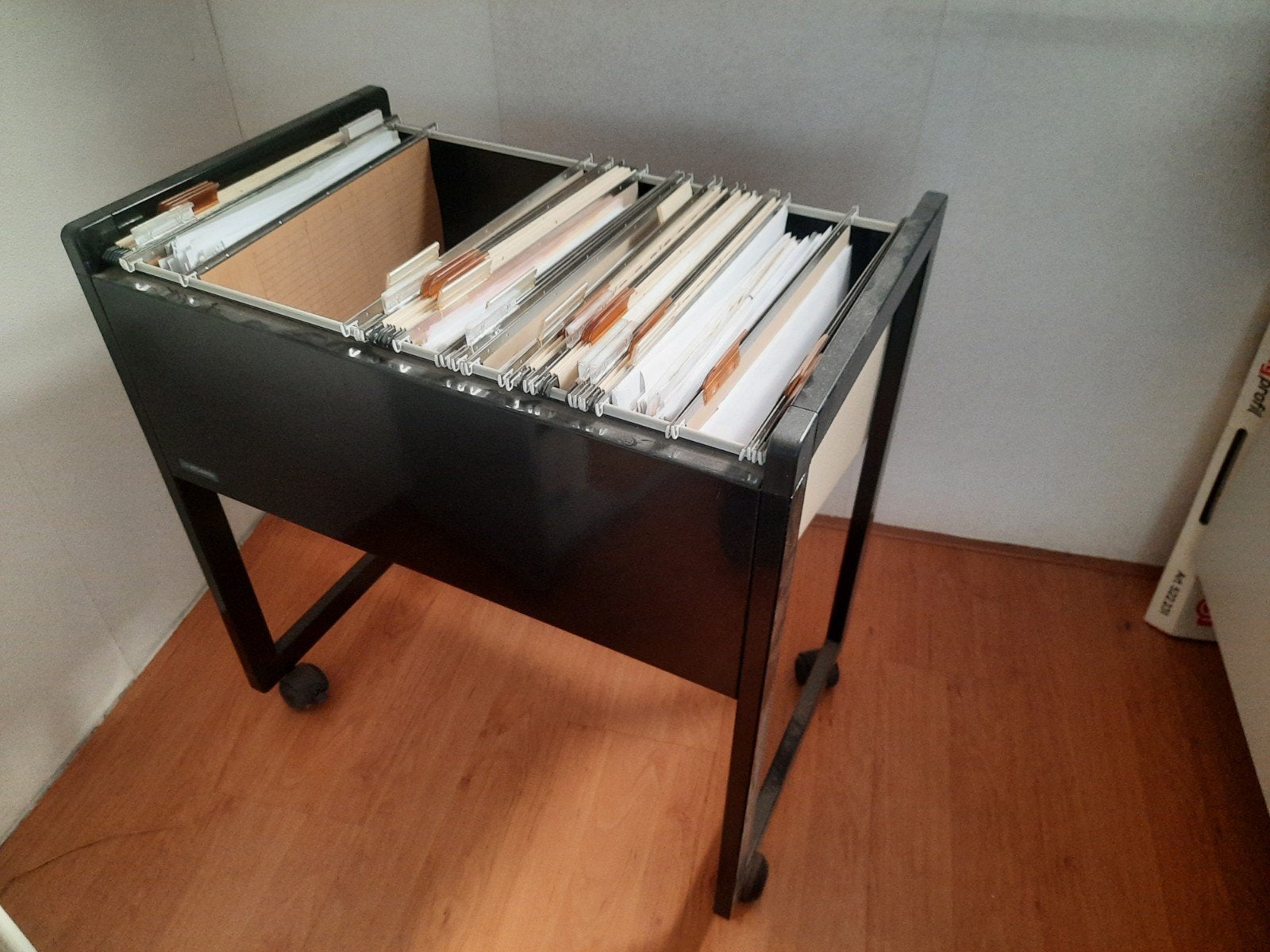 Hangmappen boy op wieltjes, kleur bruin., Huis en Inrichting, Kasten | Roldeurkasten en Archiefkasten, Ophalen, 25 tot 50 cm, 50 tot 100 cm