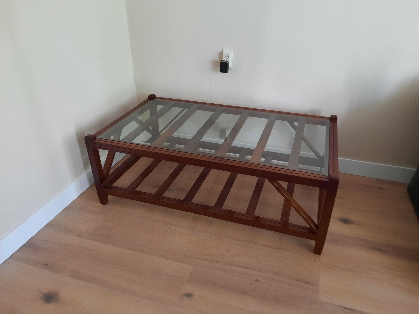Eichholtz Salontafel met glazen blad en houten onderstel, Ophalen, Gebruikt, 100 tot 150 cm, Glas