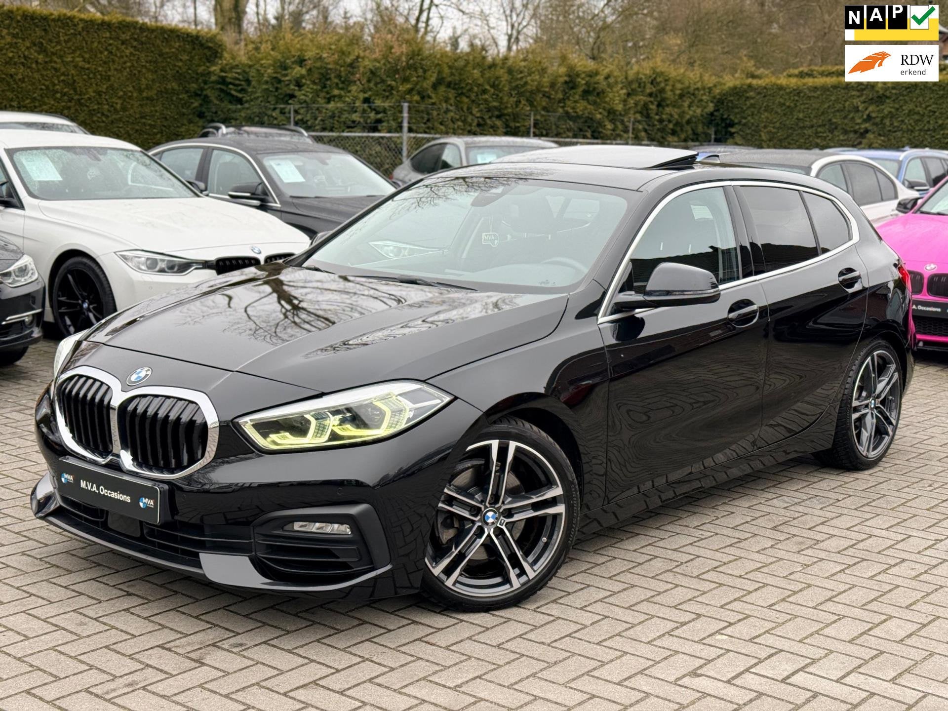 BMW 1-serie 118i Executive Edition|Automaat|Led|Dakje|18 inc, Auto's, BMW, Stof, Gebruikt, Zwart, Origineel Nederlands