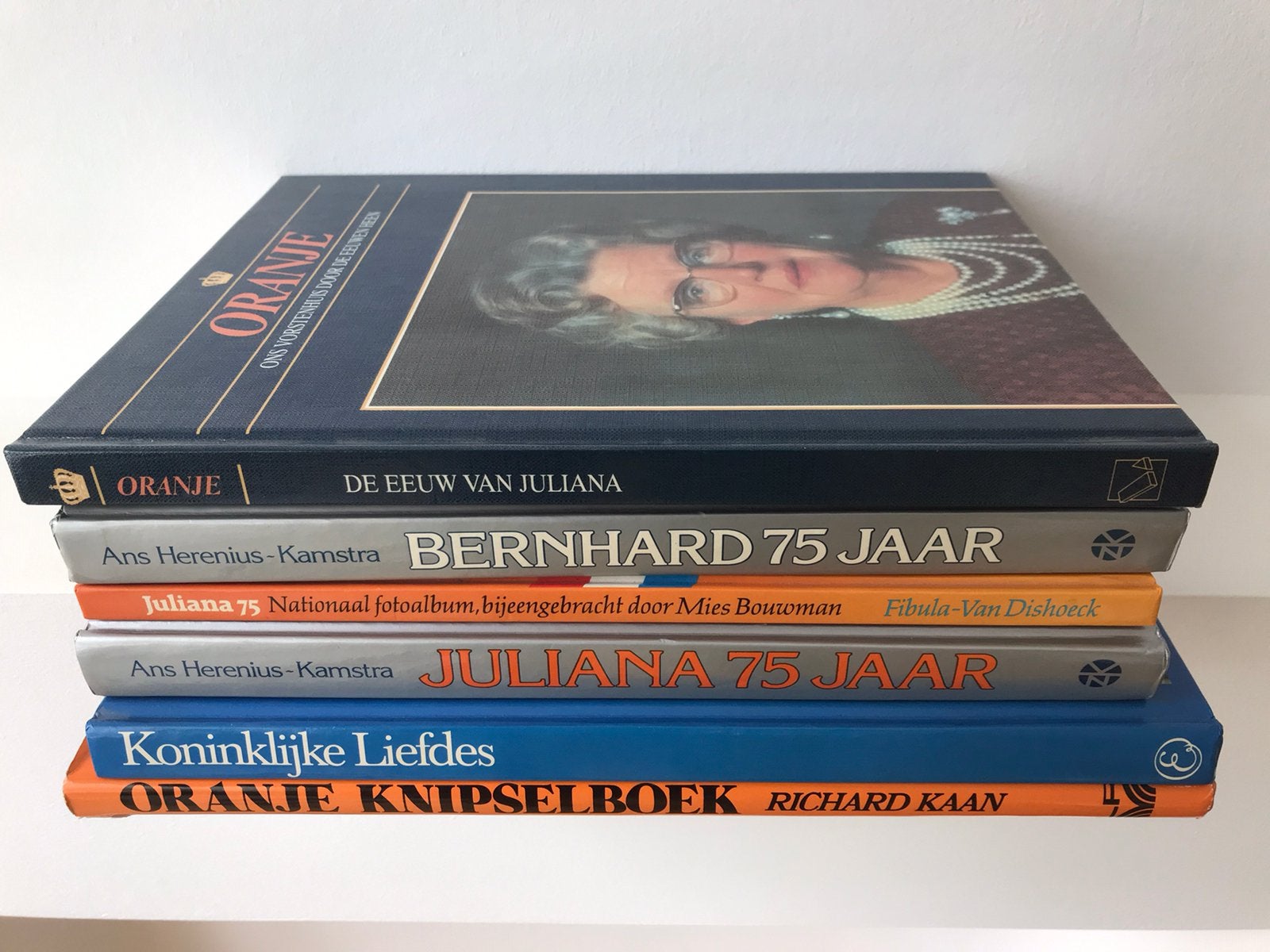 Juliana, Bernhard 75 jaar. Oranje knipselboek, de euuw van …, Ophalen of Verzenden, Gebruikt, Nederland, Tijdschrift of Boek