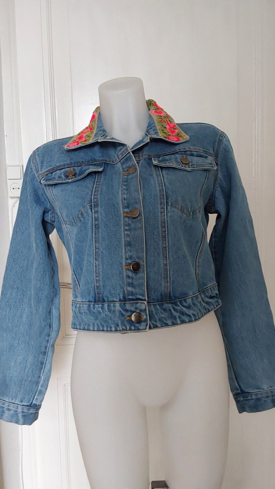 Leuke spijkerjas maat S nieuw met borduursels, Blauw, Nieuw, Ophalen of Verzenden, Jasje