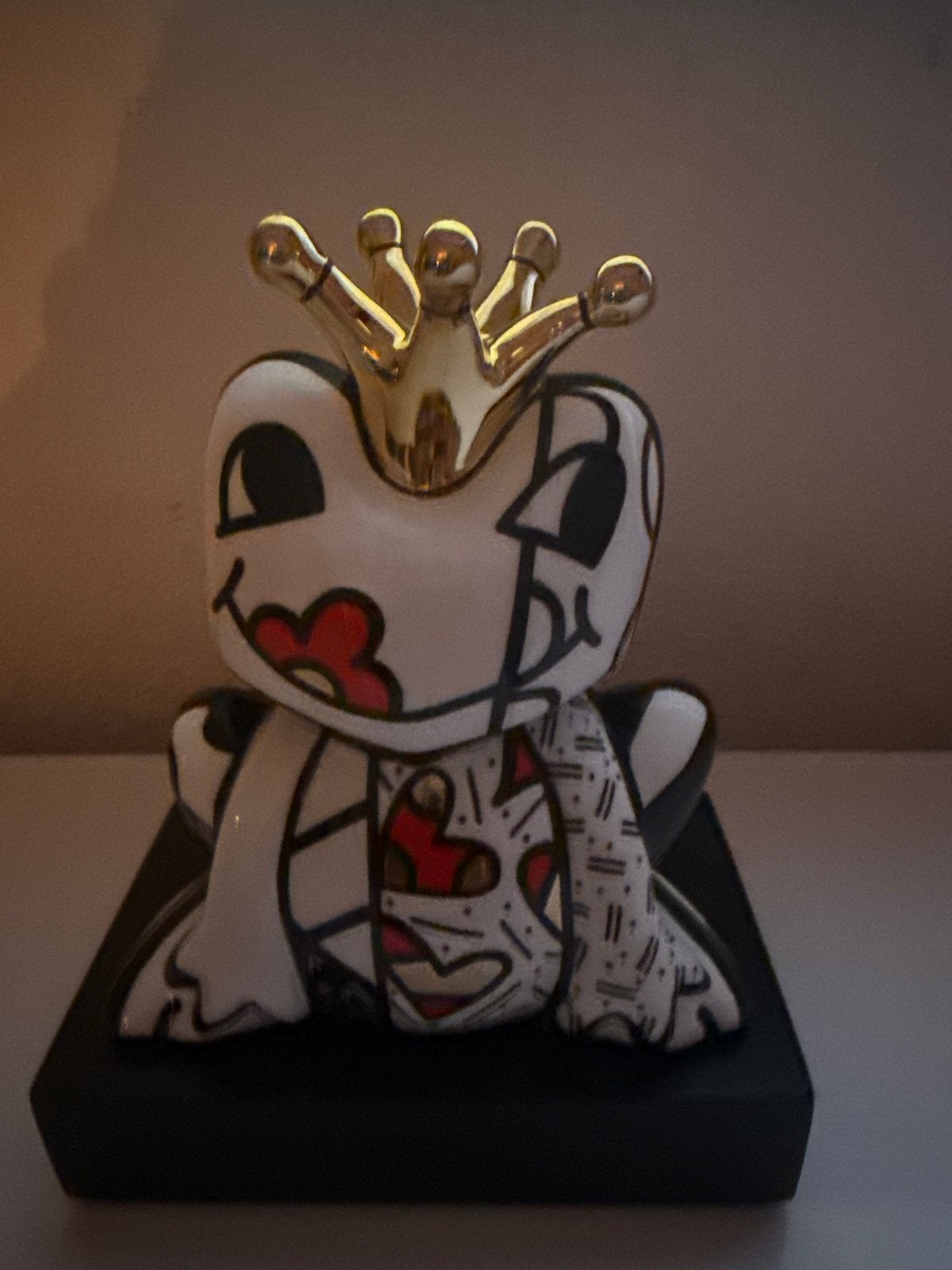 Kikkerprins beeldje van Romero Britto, Ophalen of Verzenden, Beeld, Meerkleurig, Steen/keramiek