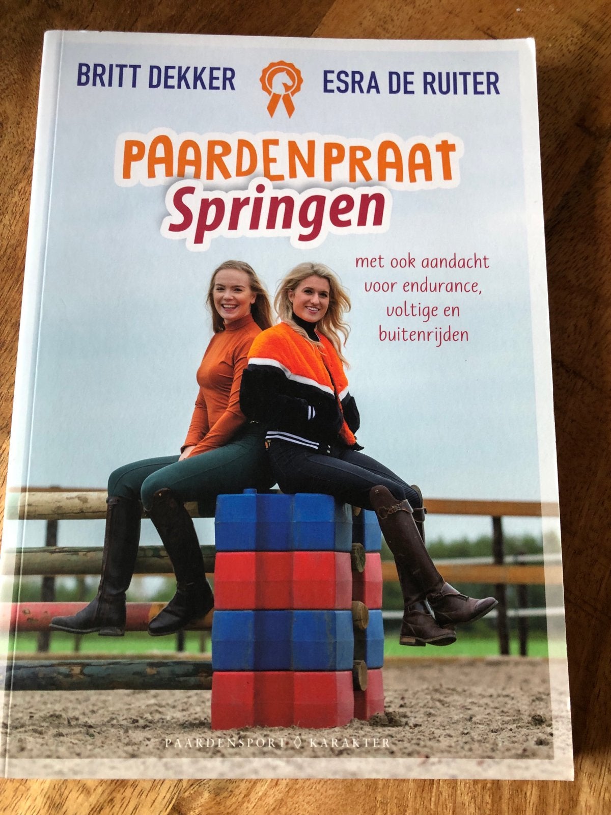Paardenpraat Springen - Britt Dekker & Esra de Ruiter, Boeken, Ophalen of Verzenden, Zo goed als nieuw, Overige sporten