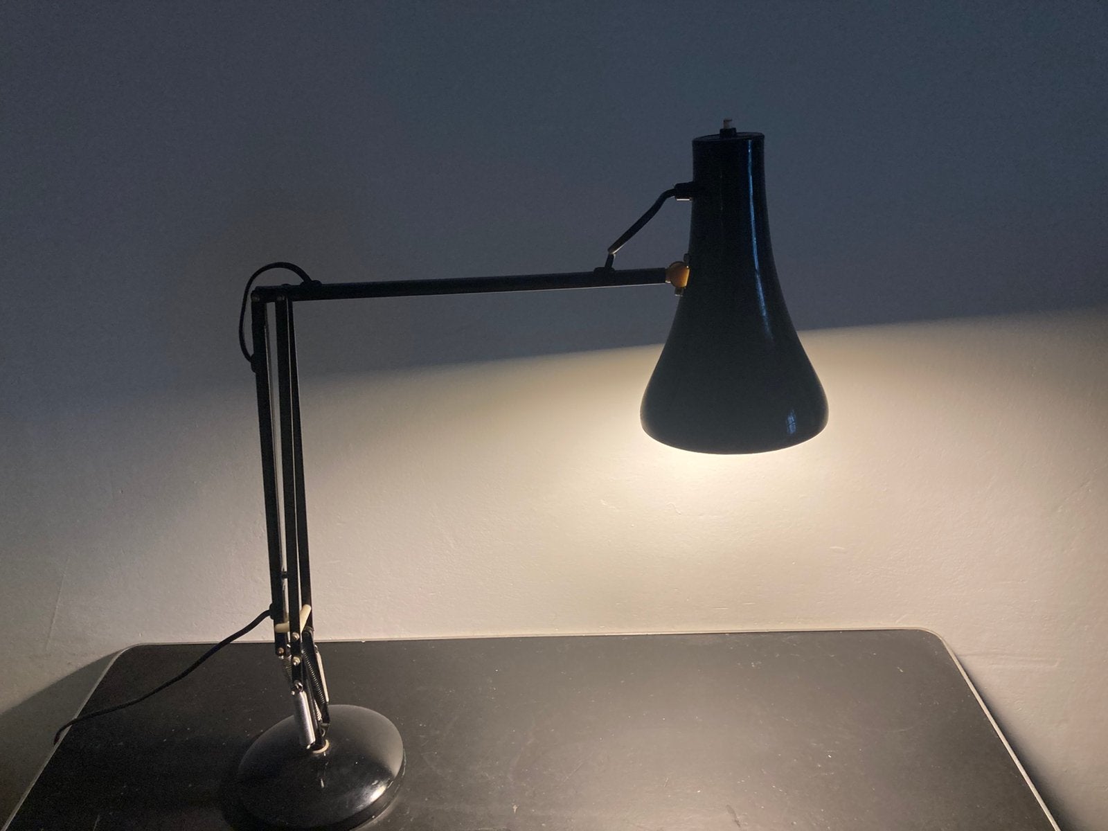 Zwarte Angleoise verstelbare bureaulamp, Huis en Inrichting, Lampen | Tafellampen, Gebruikt, E27 (groot), Verstelbaar, Zwart, Bureaulamp