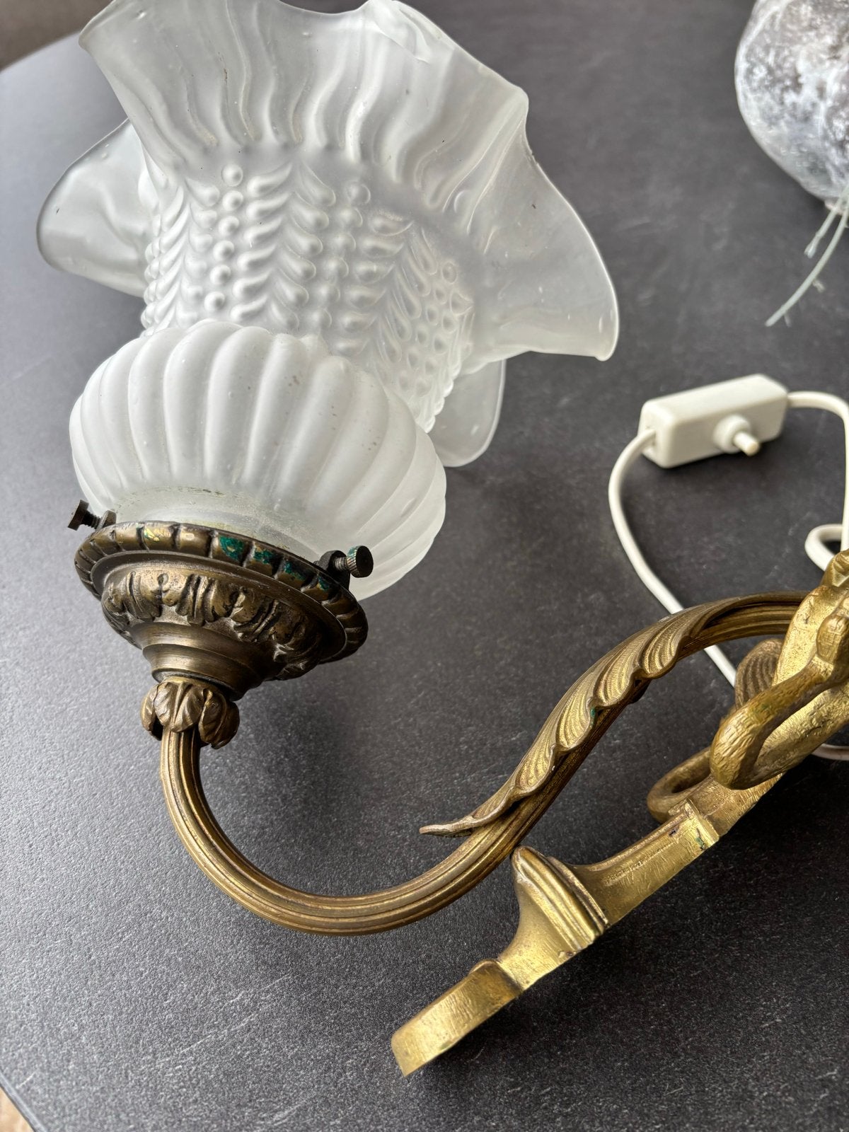 Prachtig messing wandlampje met bewerkt melkglas, Ophalen of Verzenden