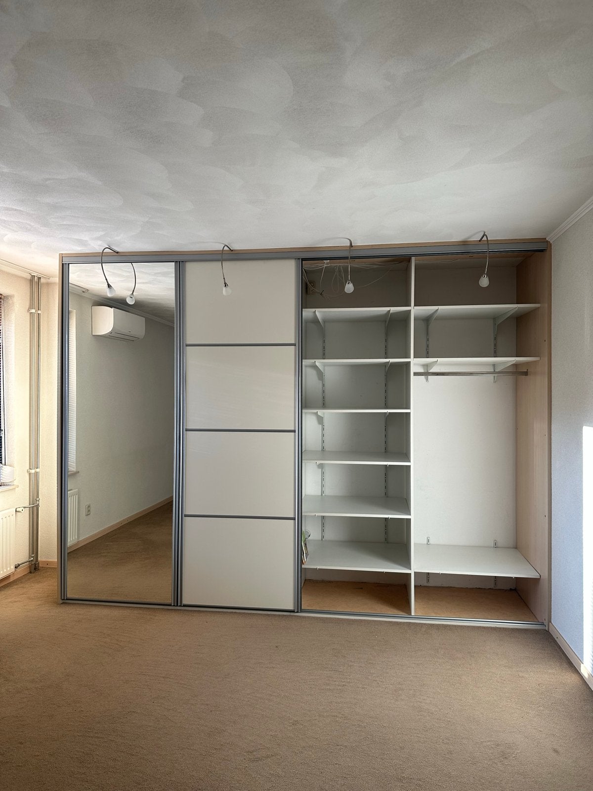 Grote kledingkast met schuifdeuren, spiegel en verlichting, Huis en Inrichting, Kasten | Kledingkasten, Ophalen, Met plank(en)