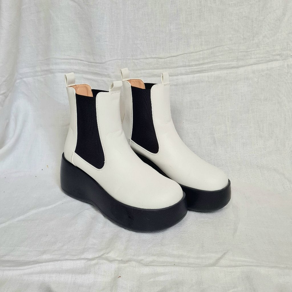 Originele zwart-witte enkellaarsjes met plateauzool, maat 39, Kleding | Dames, Wit, Lage of Enkellaarzen, Ophalen of Verzenden