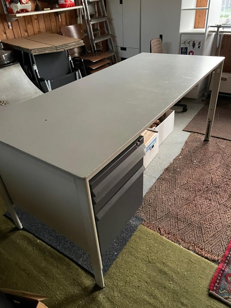 Vintage industrieel ijzeren bureau merk Ahrend zie tekst, Ophalen, In hoogte verstelbaar, Gebruikt