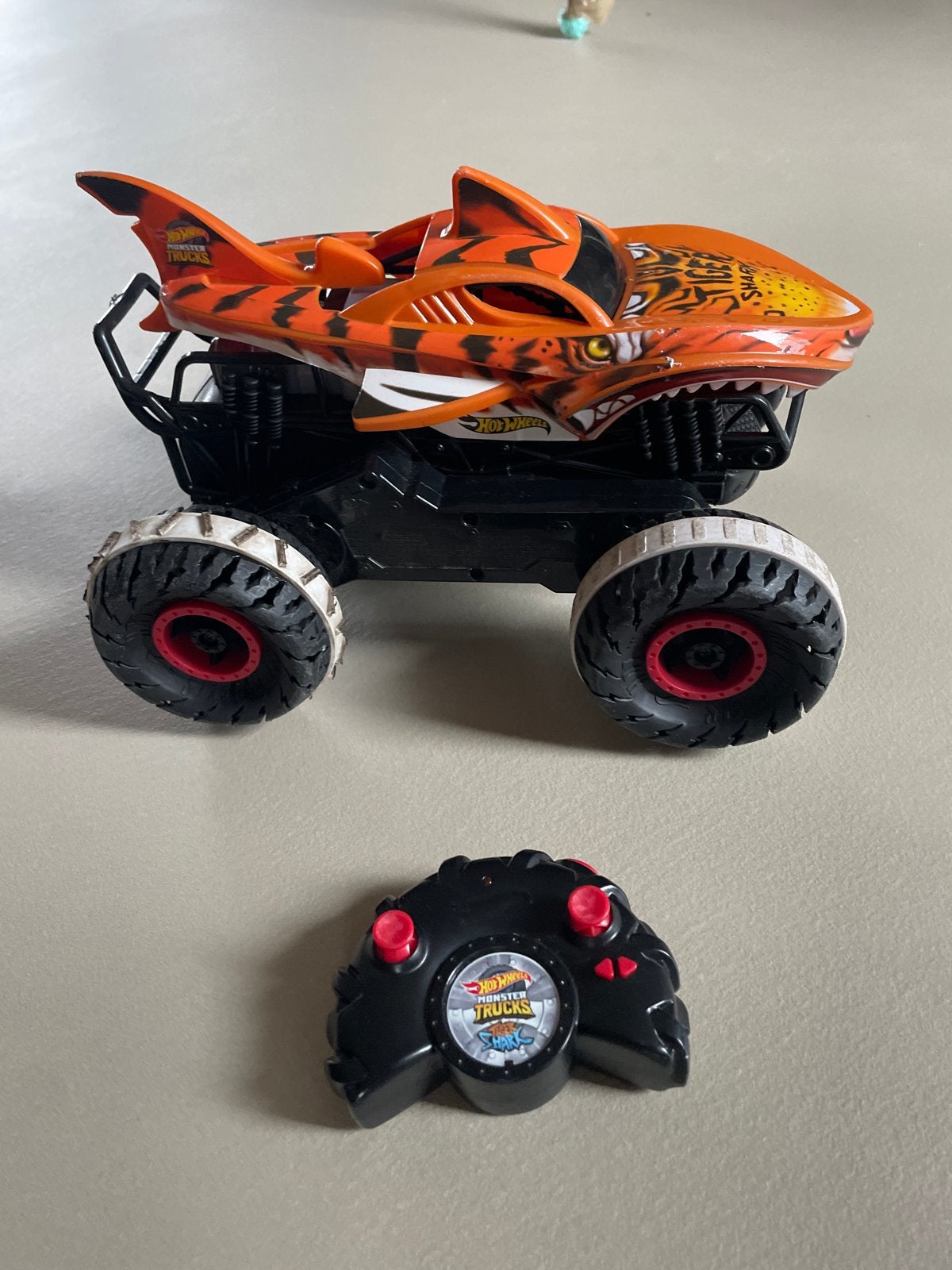 Hot Wheels Monster Trucks RC Tiger Shark, Auto offroad, Zo goed als nieuw, RTR (Ready to Run), Overige schalen