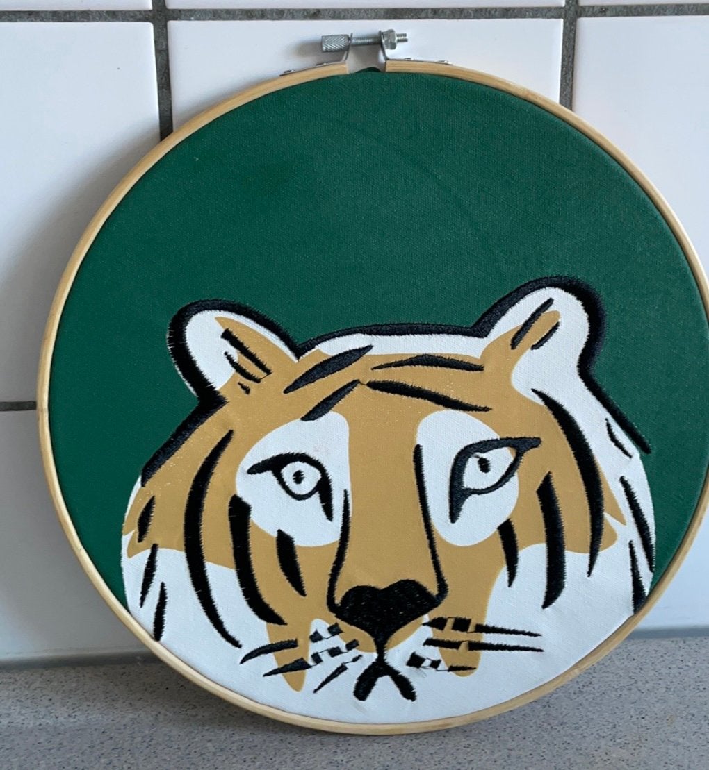 Prachtige lijst met geborduurde tijger in houten ring, Ophalen of Verzenden, Zo goed als nieuw