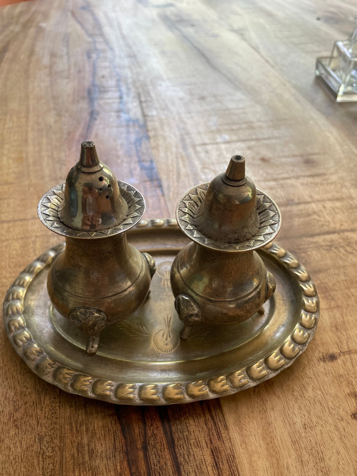 Vintage messing zout- en peperstel op dienblad, Ophalen