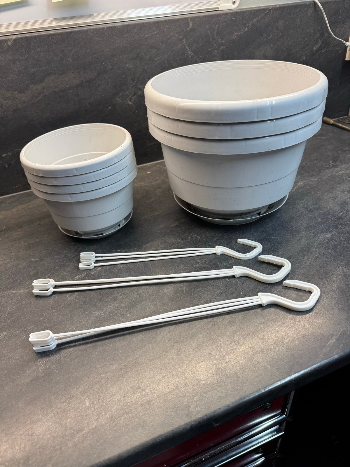 7x Kunststof Bloempotten Wit met Hangers, 25 tot 40 cm, Kunststof, Rond, Ophalen of Verzenden