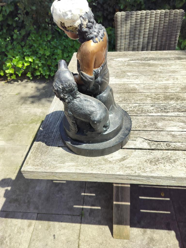 Bronzen beeld van jongen met hond, Gips, Ophalen of Verzenden, Gepatineerd, 20 - 50 cm