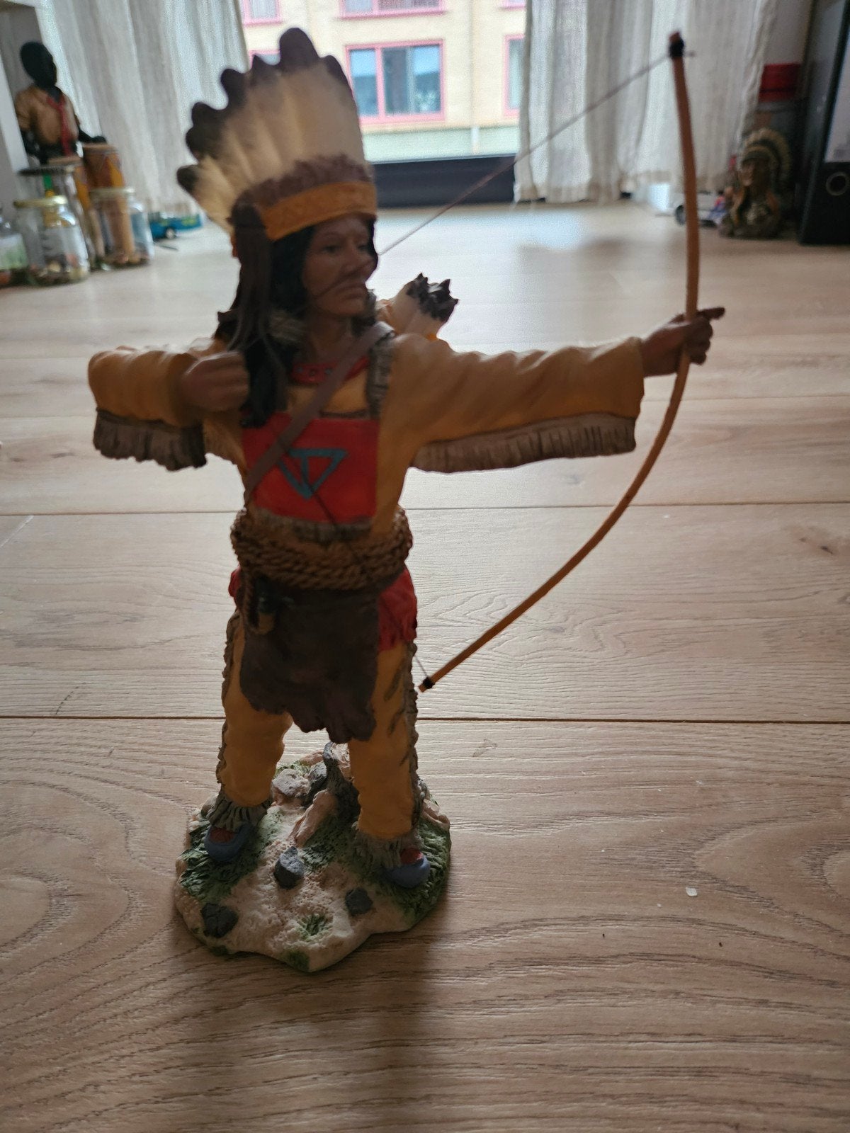 Decoratief beeldje van Indiaan met pijl en boog, Ophalen of Verzenden, Gebruikt, Mens