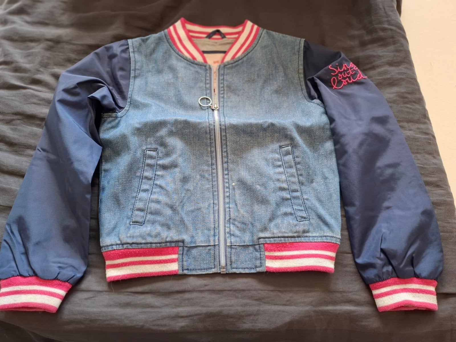 Stoere "spijkerjas" met blauwe mouwen - WE Fashion, Meisje, Ophalen of Verzenden, Zo goed als nieuw, WE Fashion