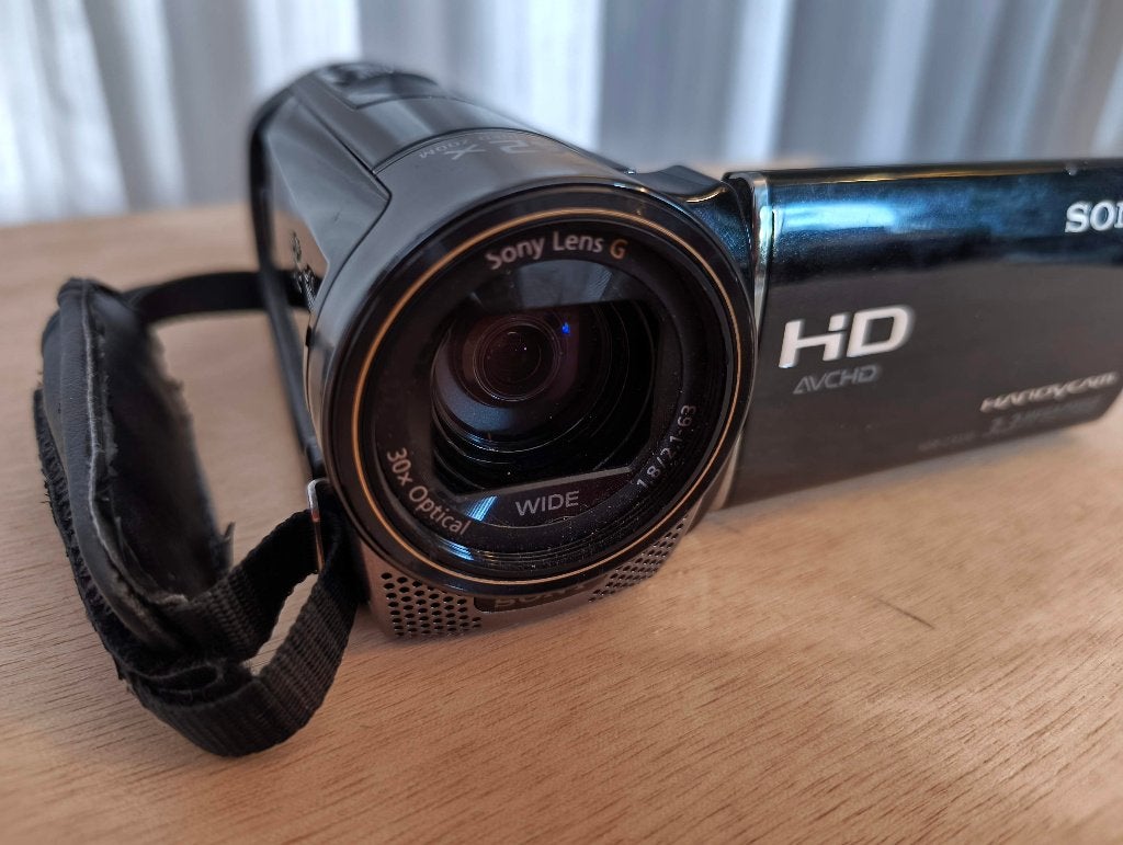 Sony HDR CX130 Handycam, Full HD, 20x of meer, Ophalen of Verzenden, Zo goed als nieuw