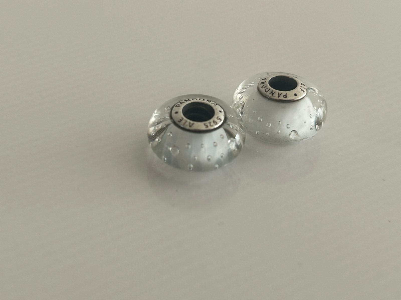 2x Pandora Murano Witte Bedels, Sieraden, Tassen en Uiterlijk, Bedels, Glas of Kristal, Pandora, Ophalen of Verzenden, Zo goed als nieuw