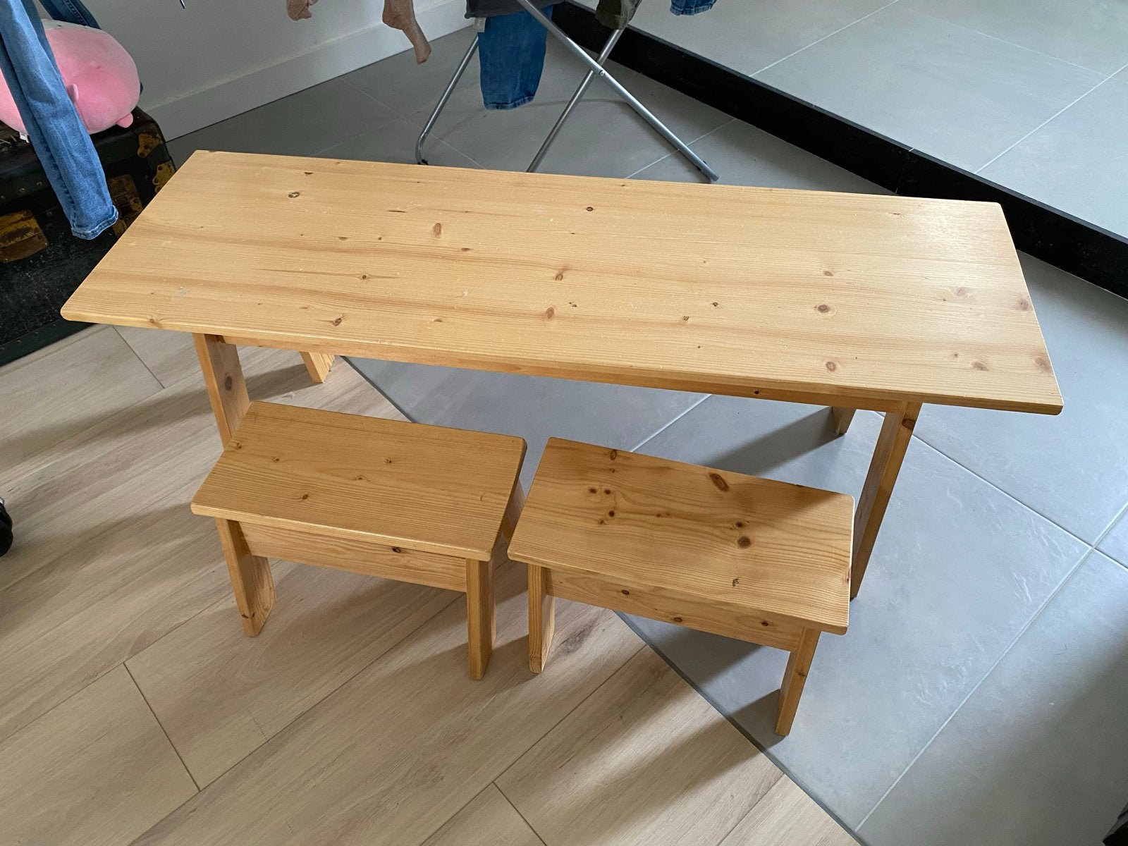 Houten Speeltafel met Twee Krukjes - 120x39.5x43 cm, Kinderen en Baby's, Speelgoed | Speeltafels, Ophalen, Zo goed als nieuw
