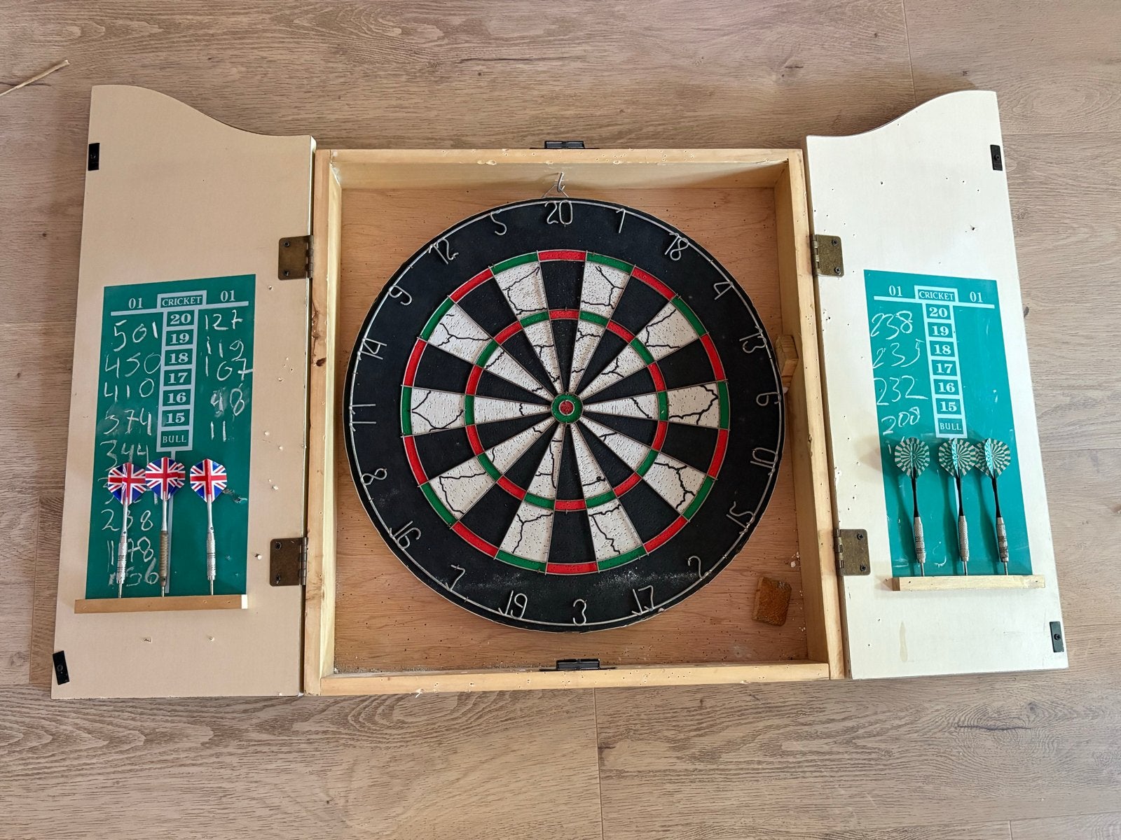 - Kings Head dartkast inclusief dartbord en pijlen, Sport en Fitness, Darts, Ophalen of Verzenden, Gebruikt, Dartbord met pijlen