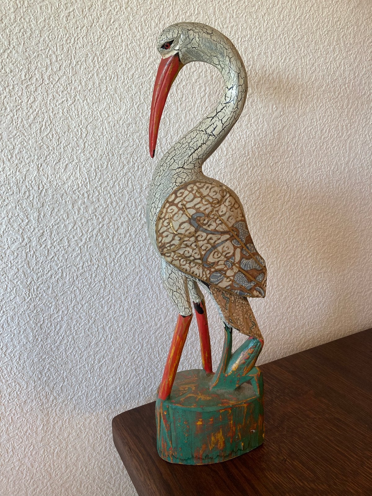 Houten ooievaar uit Bali 41cm craquelé polychrome en batik, Antiek en Kunst, Ophalen of Verzenden, 20 - 50 cm, Beeld, Hout