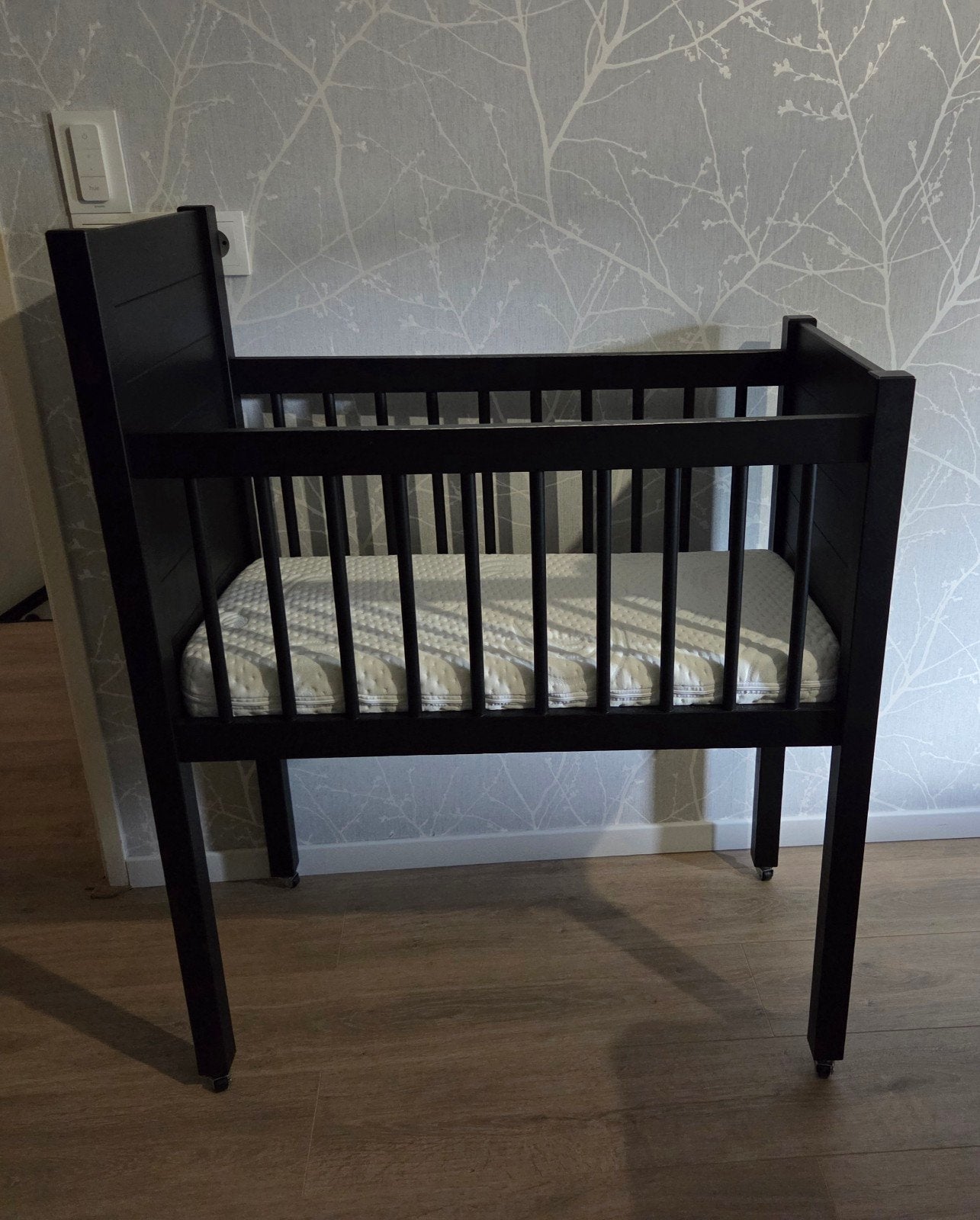 Zwart wiegje met wieltjes en matrasje, Kinderen en Baby's, Babywiegjes en Ledikanten, Ophalen, Wieg