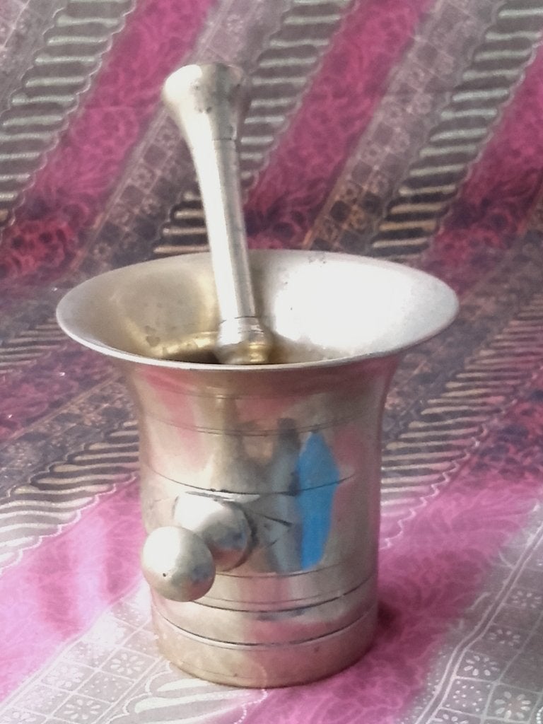 Mooie zware antieke Duitse vijzel met stamper 11,7 cm.